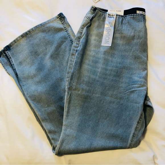 TINSELTOWN Plus Size 1X Light Wash Pull On Flare Hi Rise Jeans Split Hem - Picture 13 of 13